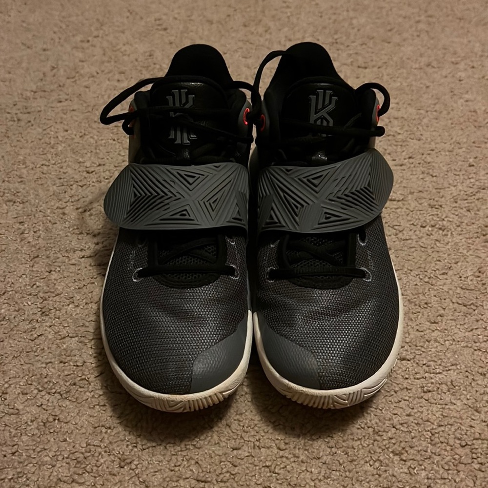 Men’s basketball shoes